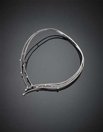 Collier rigido in oro bianco rifinito con diamanti per complessivi ct. 4,00 cir