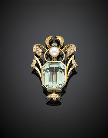 Spilla a guisa di vaso in oro giallo, rifinita con diamanti, perla e berillo ve