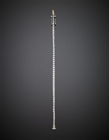 Bracciale tennis in oro bianco e diamanti a scalare per complessivi ct. 2,80 ci
