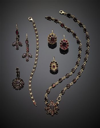 Lotto in oro giallo 585/1000 e granati composto da collier di cm 46,60, un brac