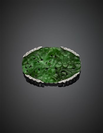 Spilla ovale in oro bianco con giadeite scolpita, rifinita con diamanti, g 14,5