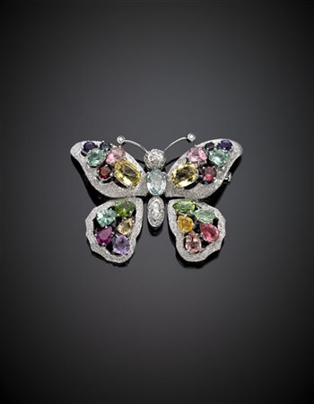 Spilla a guisa di farfalla in oro bianco, diamanti e gemme varie, g 25,60 circa