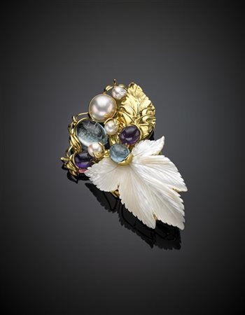 Spilla in oro giallo con foglia in madreperla e gemme varie, g 68,80 circa, lun