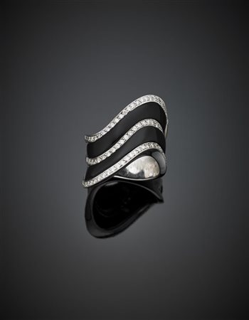 CUSI
Anello ad onda in oro bianco e diamanti per complessivi ct. 0,70 circa rif