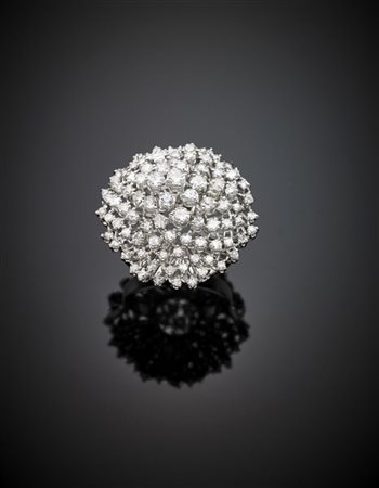 Anello in oro bianco con diamanti di varie forme e tagli per complessivi ct. 4,