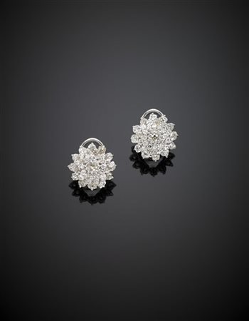 Orecchini a fiore in oro bianco con diamanti rotondi e old mine per complessivi