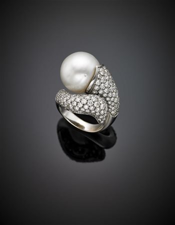 Anello a contrarié in oro bianco, diamanti a pavé per complessivi ct. 4,50 circ