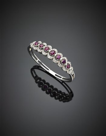 Bracciale rigido in oro bianco con rubini per complessivi ct. 4 circa e diamant