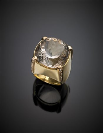 Anello in oro giallo con topazio rosato di ct. 69 circa e diamanti a segnarne i