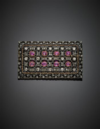 BUCCELLATI
Spilla in oro e argento con diamanti e rubini ovali, g 8,80 circa, l