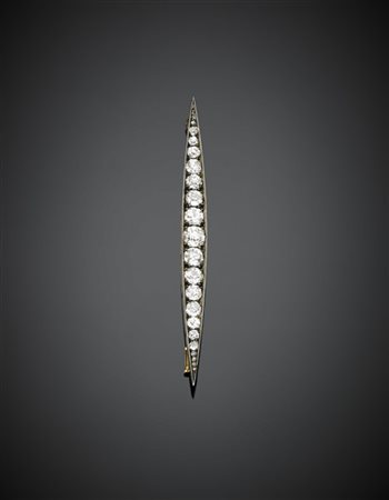 Spilla a barretta in oro giallo e argento con diamanti di forma a cuscino roton