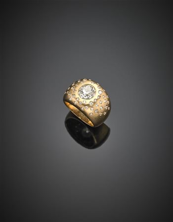 Anello in oro giallo in parte sabbiato con diamante ovale di ct. 1,50 circa e a