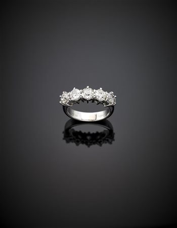 Anello con cinque diamanti rotondi e taglio vecchio europeo per complessivi ct.
