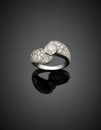 Anello in oro bianco con pavè di diamanti e centrale di ct. 1 circa, diamanti p