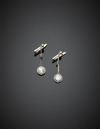 Orecchini pendenti in oro giallo e bianco con due diamanti rotondi di ct. 0,75