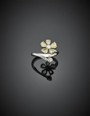 Di GREGORIO
Anello in oro bianco, diamanti fancy e incolori a formare un fiore