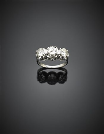 Anello in oro bianco rifinito con tre diamanti di ct 0.55, 0.95 e 0.60 circa g
