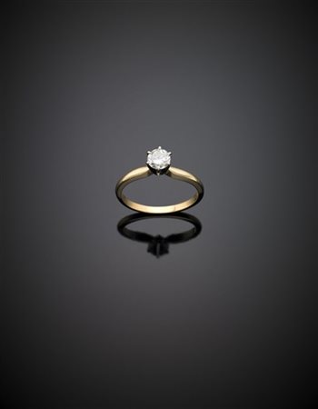 Anello in oro giallo 585/1000 con diamante solitario rotondo di ct. 0,45 circa,