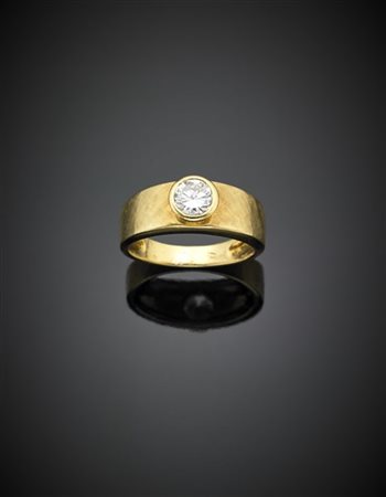 Anello in oro giallo lucido e zigrinato con diamante rotondo di ct. 0,70 circa,