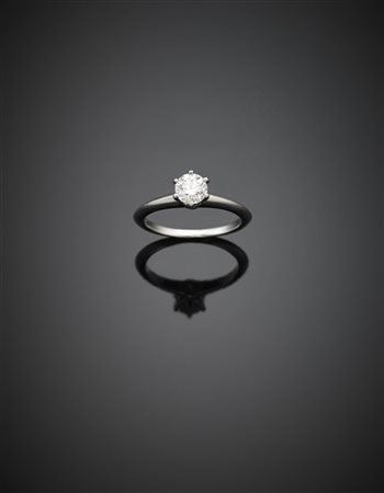 TIFFANY & CO  Anello in platino con diamante rotondo taglio a brillante 