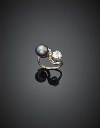 Anello in oro bianco a contrarié con perla a bottone nera di mm 9.50 x 7.00 cir