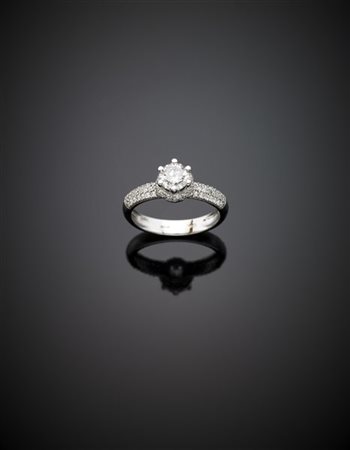 Anello in oro bianco con diamante rotondo di ct. 0,70 circa e rifinito con diam