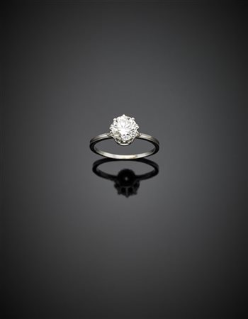 Anello in oro bianco con diamante solitario di ct. 1,27 circa, g 3,90 circa mis