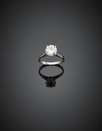 Anello in oro bianco con diamante rotondo di ct. 1,57 circa, g 3,30 circa misur