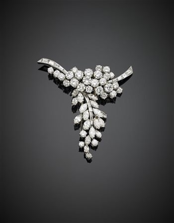 Broche in oro bianco e platino con diamanti rotondi, navette e tapered per comp