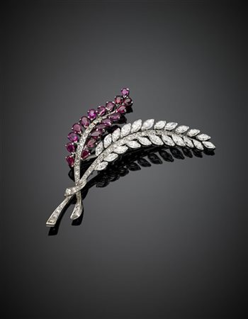 Spilla/pendente in oro bianco rifinita con diamanti per complessivi ct. 3 circa