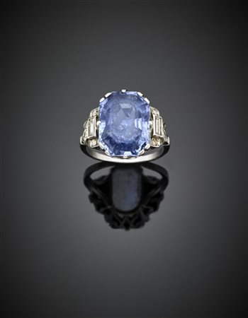 Anello in platino con zaffiro centrale di ct. 12,40 circa e diamanti a rifinirl