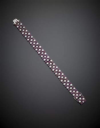 Bracciale in oro bianco con diamanti per complessivi ct. 7 circa e rubini