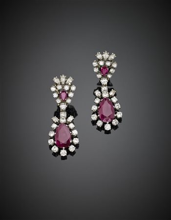 Orecchini pendenti in platino e oro bianco con diamanti rotondi e navette per c