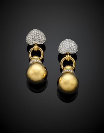 *CUSI
Orecchini pendenti in oro giallo a guisa di cuori con diamanti a pavé per