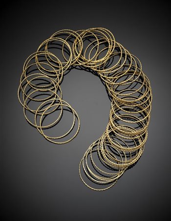 Quarantasei bracciali in oro giallo a cerchio con date di anniversari susseguen