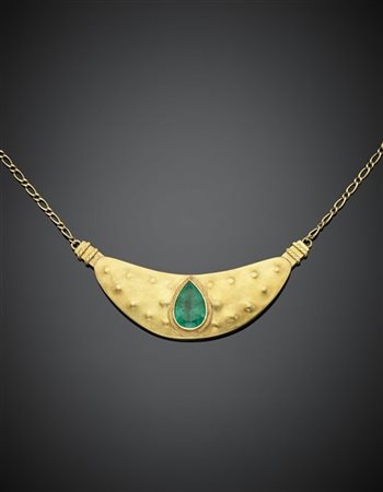 Collier con centrale in oro giallo satinato e martellato con al centro uno smer