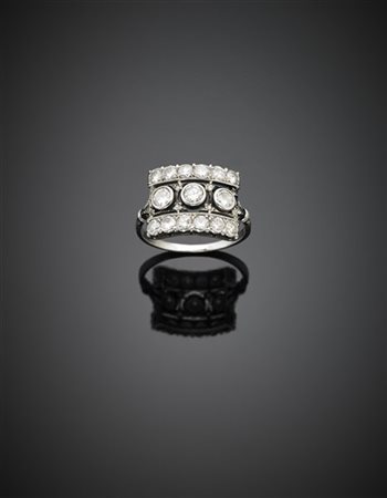 Anello in platino e diamanti rotondi per complessivi ct. 0,75 circa, g 3,80 cir