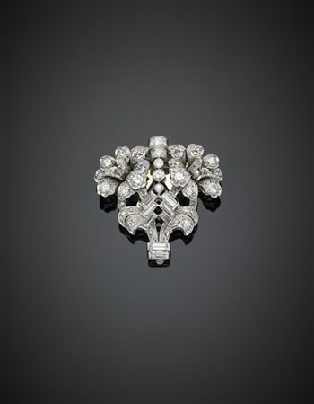 Broche in platino e oro bianco rifinita con diamanti rotondi e a baguette per c