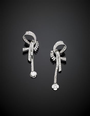 Orecchini pendenti in oro bianco con diamanti rotondi e a baguette per compless
