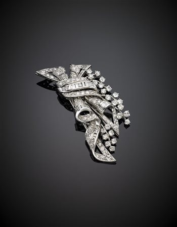 Spilla in oro bianco e platino con diamanti rotondi e a baguette