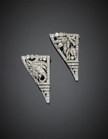 Doppia broche in oro bianco e platino rifinita con diamanti per complessivi ct.