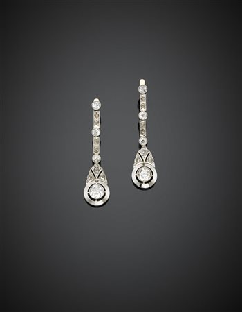 Orecchini pendenti in oro giallo e bianco con due diamanti rotondi di ct. 0,90