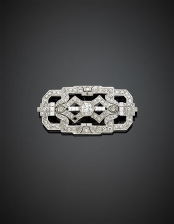 Spilla in oro bianco e platino con diamanti rotondi di cui il centrale di ct. 1