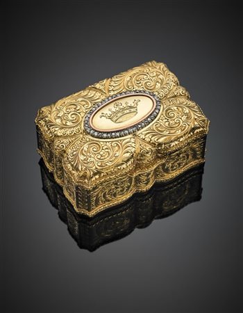 Scatola barocca a profilo mosso, in oro giallo inciso con volute e racemi, su