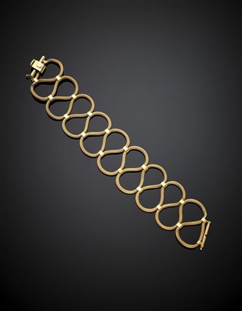Bracciale in oro giallo a onde, g 30,40 circa, lungh. cm 19,70, h cm 3,50 circa. (lievi difetti)