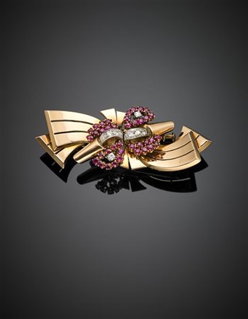 Doppia broche in oro rosso e bianco rifinita con diamanti per complessivi ct. 0