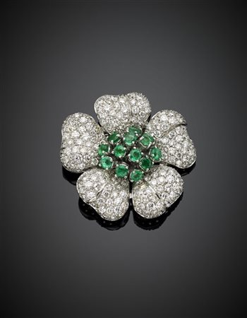 Spilla/pendente in oro bianco a guisa di fiore con pavè di diamanti per comples