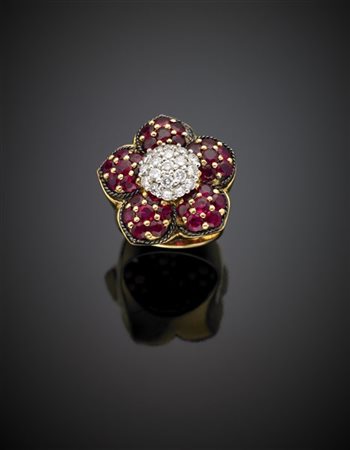 Anello a fiore in oro giallo, diamanti per complessivi ct. 1 circa e rubini, g
