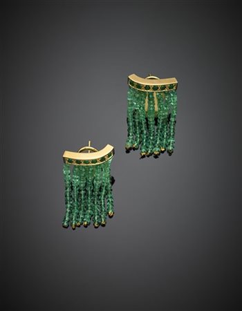 Orecchini a lobo in oro giallo con smeraldi tondi e briolette a frangia, g 11,5