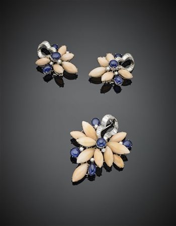 Demi-parure in oro bianco composta da orecchini e spilla rifiniti con coralli c